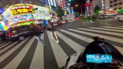 【動画】バイク乗りさん、もう赤信号になってる横断歩道をちんたら横断してる女さんを懲らしめてしまうｗｗｗｗｗｗ