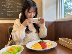 いちいち飯の写真を全部撮るやつらw