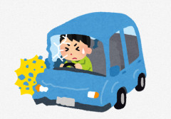 直線車が駐車場から出てきた車と衝突する様子が収められたドラレコが話題に　これって、どっちが悪いの？