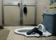 コンビニトイレに実弾入り拳銃を置き忘れ、40代警部補が勤務中に…客が発見し通報！