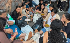 外国人観光客がディズニーシーの通路でカップ麺を食べて炎上→メディアが運営会社に問い合わせた結果、さらに炎上する事態に・・・
