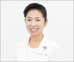 【悲報】マナー講師さん「手の甲を見せて飲み物を渡すのはNG。ナイフを隠し持っていると思われる」ｗｗｗｗｗｗｗｗｗｗ
