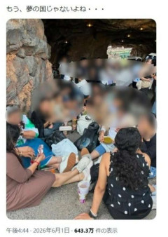 「民度が悪すぎる」ディズニーシーで外国人集団が座り込み・飲食持ち込み姿が急拡散、広報は「把握」今後の対応は