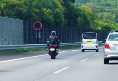 高速でバイク乗ってるやつおるやん