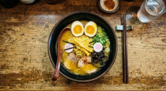 【画像】ネット民「ラーメン食べようと思ったらピカチュウおったｗ」