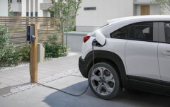 結局電気自動車って金持ちしか乗れないよな