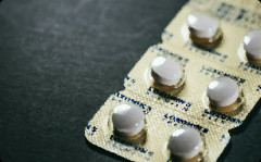 ｾｲﾘがきつくて月に1回ぐらいは薬局でロキソニン買ってる。薬剤師のおじさんに毎回「なんの目的？」って聞かれて正直に答えてたんだけど…