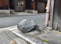 【画像】京都名物「いけず石」、想像以上に凶悪だったｗｗｗｗ