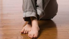 義母が家に来るときはいつも素足で、それが不快だったので夫に言ってもらいたいと頼んだが、親子は似た者同士で話し合いにならなかった。