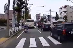 【動画】女さん、とんでもない車線変更をしてしまうｗｗｗｗ
