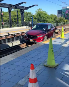 地上約9メートルの線路に車が立ち往生　シアトルのライトレールが運行一時中断