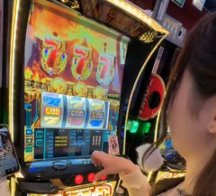 【悲報】女性演者（？）さん、LミリオンゴッドでGODを引いてもノーリアクション…何のために打ってるの？