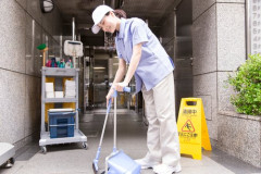 【悲報】会社の清掃員さんって蹴っ飛ばしたりパシリに使ってもいいんよな？・・・・・・・・・