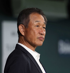 【悲報】楽天・佐藤さん、投手交代中に外野で座り込んで辻発彦氏に一喝されるｗｗｗｗｗｗｗｗｗｗ