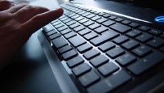 ノートPCでゲームしてると発熱でキーボードが接着して押されたままになるんやが