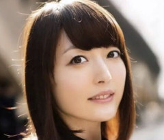 【画像】花澤香菜さん、人妻の背面の肌がスベスベすぎるwww