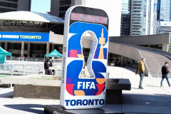 【悲報】FIFAさん、今大会のW杯で登録全選手をセンターサークルに集めて国歌斉唱へｗｗｗｗｗｗｗｗｗｗ