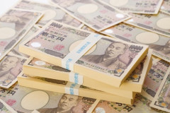 なんで年収の話になると平均じゃなくて中央値で語れって言うのに身長は平均で語れ言うの？
