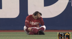 【悲報】楽天の外野手、守備中の投手交代時にあぐらかいてダルそうに座って大問題に発展