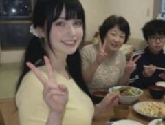 美女「JK時代に日本でホームステイした時のJapaneseFamilyの写真。みんな元気かな」→