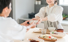 大学生のときに大学の近くに住んでて、彼女がいて、一緒にスーパーで色々買って彼女が作ってくれた料理食べるとかの経験ある奴いる？