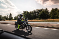 高速でバイク乗ってるやつおるやん