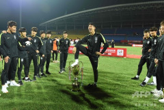 【悲報】サッカー韓国代表、トロフィー踏みつけ優勝剥奪処分へｗｗｗｗ