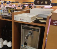 【画像】人気アイドルグループさん、大手飲食店コラボでメンバーを露骨に虐めてしまうｗｗｗ
