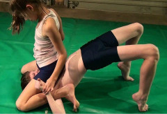 【衝撃】ロシアの最強女子、格闘技で男子選手を圧倒