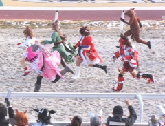 【ウマ娘】笠松競馬場で行われたウマ娘レースに気になりすぎるウマ娘が映り込んでしまうｗｗｗ（なんだコイツ…？