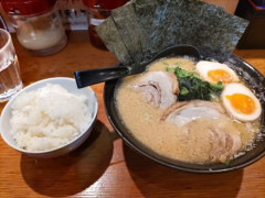 ラーメン屋ってラーメン＋ごはんをセットにしがちだけど⋯