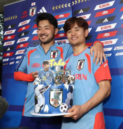 ◆日本代表◆25才誕生日の久保建英、インタビュー中にバースデーケーキを頂く