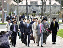 休日の街へ繰り出す「背広散歩」…在宅勤務やカジュアル化で機会の減ったスーツ、あえての魅力発信