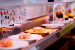 少し太めの女子へ、回転寿司で何皿食べたら引く？