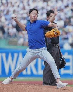 【日本ハム】斎藤佑樹氏、神宮で始球式　清宮幸太郎との“早実対決”実現