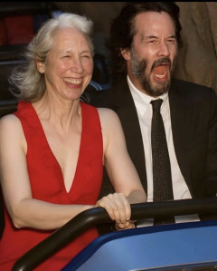 【悲報】キアヌ・リーブスの彼女がBBAすぎると話題に