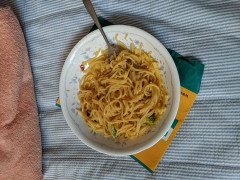 冷凍のペペロンチーノ食べてる、うまい