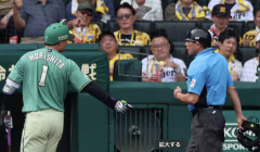 森下翔太、プロ初退場 空振り三振後に宣告、球場騒然