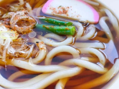 【画像】関東のうどん、さすがに醤油入れすぎだと話題にwwwww