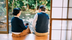 「他人の妬みが、一番怖いんだよ」…〈資産1億円超〉でも値引きシール付き「半額寿司」に喜び、コンビニでバイト。72歳男性が「あえて普通の年金暮らし」を貫くワケ