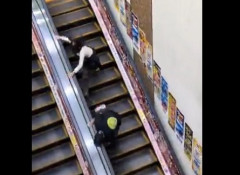 【動画】ドンキホーテ新世界店で万引き犯が女性店員を払い除け逃走中www