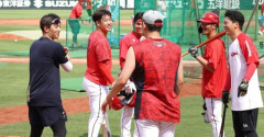 西川龍馬さん、カープ選手に取り囲まれる！大盛とは2ショット記念撮影