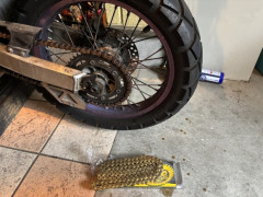近所のバイク屋がスーパーカブのチューブ交換を2500円でやってくれたのですが安いですか？