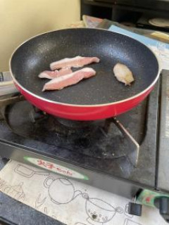 休みやから肉食いながら酒飲んでる