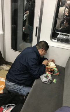 【動画】電車カップルさん、車内で濃厚キスを始めてしまう