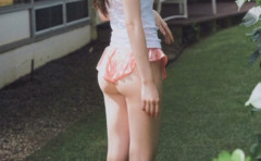 【画像】女子大生、夏なので大学構内で太ももを丸出ししてしまう