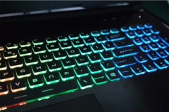 ノートPCでゲームしてると発熱でキーボードが接着して押されたままになるんやが