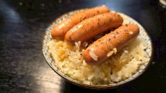 【画像】X民「ソーセージを米にぶち込んだだけのバカが考えた炊き込みご飯が美味すぎる」←5万いいね