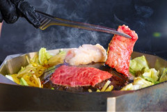 【困惑】ホリエモン関連の焼肉店さん、肉を焼くと歓声と拍手が起きてしまう
