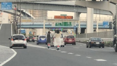 【画像】女さん、電動キックボードで「ココ」を走って終わる